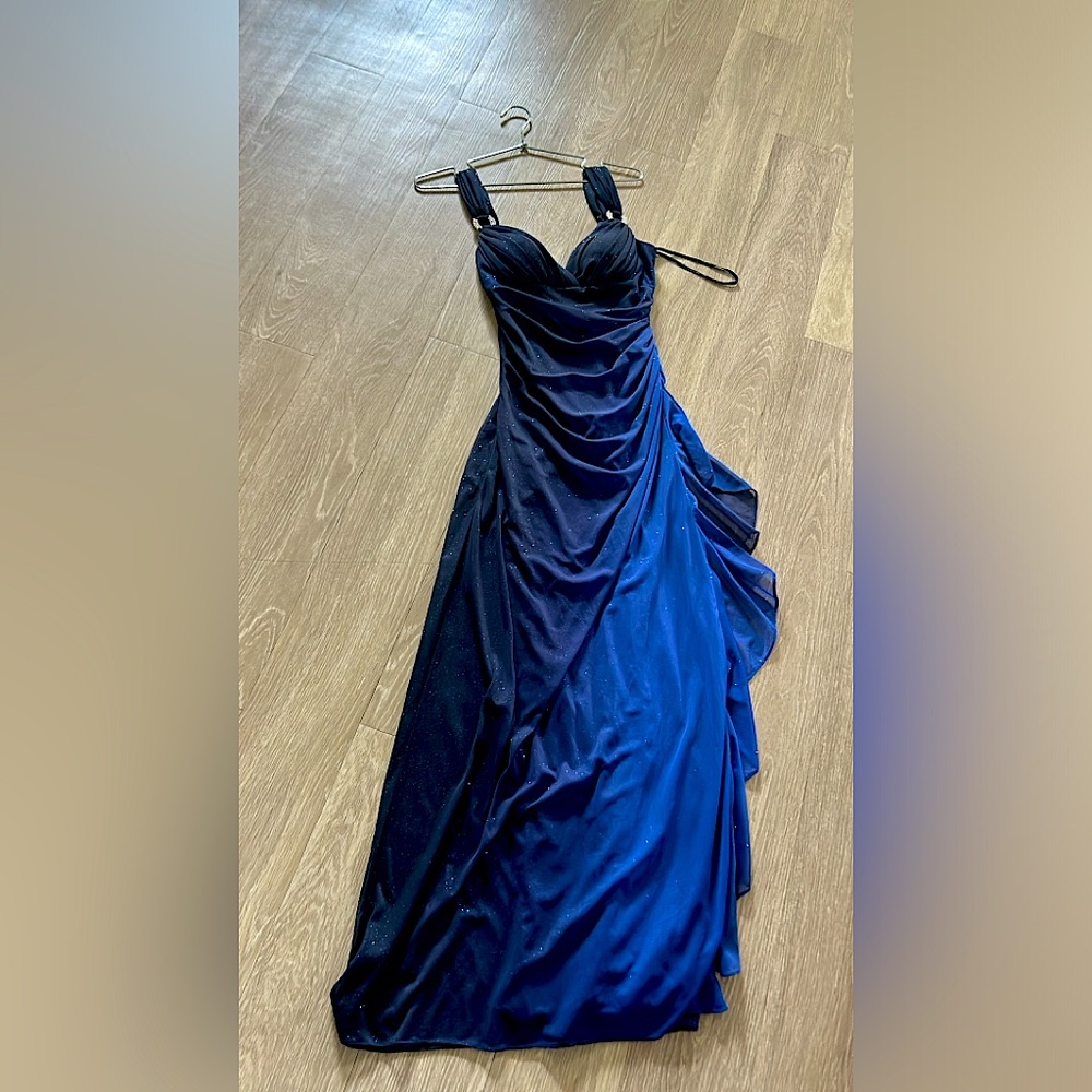 American and blue color wondering for wedding size M ,condition good material